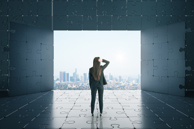 女商人站在抽象的拼图内部