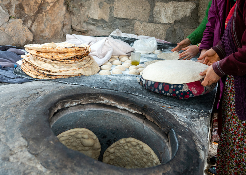 安提阿(Antakya)当地风味之一的有机炭火面包和分层面包的制作