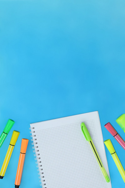 回到学校。教育的概念。标记。用钢笔在蓝色背景上空白的文本格子笔记本