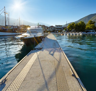 海湾内的游览船。(希腊,Lefkada)