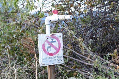 一个古老的“不要喝水”“不要Se Beba El Agua”标志
