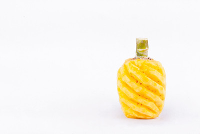 黄去皮的菠萝对白底健康的菠萝果类食品隔离