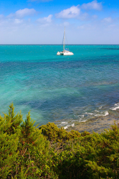 撒丁岛的海景，地中海的蓝色海水