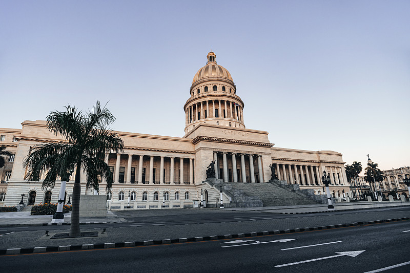 古巴哈瓦那旧城的国会大厦。哈瓦那市中心的主要街道。普拉多大道，马蒂大道