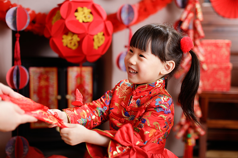 中国的年轻女孩传统上穿着“福”字的服装，意思是“幸运的”红包