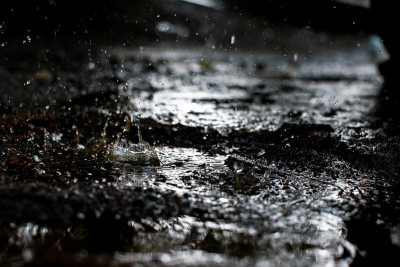 季风雨水随雨滴滴在小水塘里。