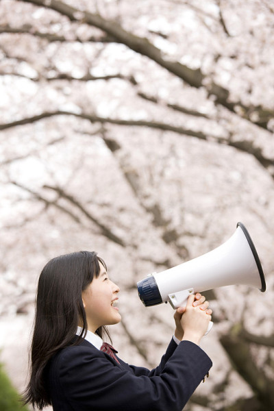 中学女生在用扩音器大喊大叫