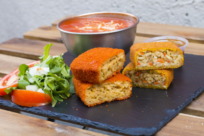 经典意大利arancini。里面有肉末和一些蔬菜的油炸饭团。