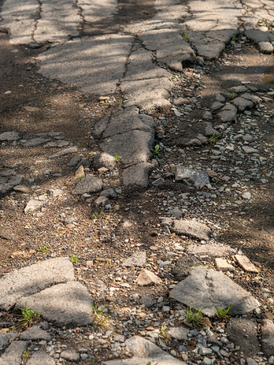 破碎的道路。