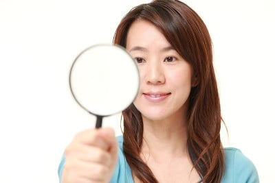 带放大镜的日本妇女
