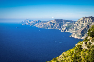 鸟瞰图海岸线阿马尔菲，索伦托半岛与海景