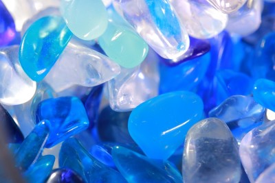 美丽的蓝色蓝宝石、蓝宝石和水晶白色宝石
