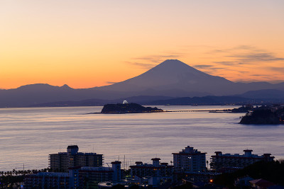 黄昏中的Enoshima和富士山