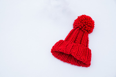 白雪上戴着小红帽。顶视图。平躺