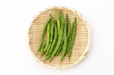 竹筛上青豆，白底