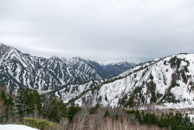 田山黑袍山路上的雪山