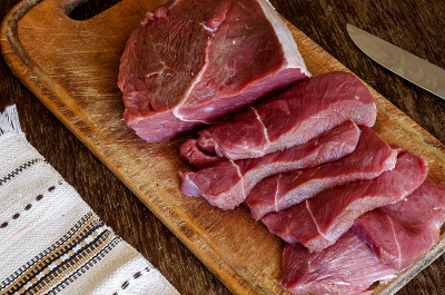 把生肉切片放在砧板上。