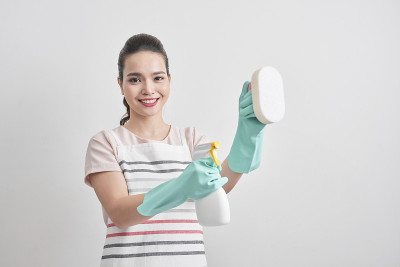 年轻女子拿着清洁用品。家居设备、大扫除、整理、保洁服务理念