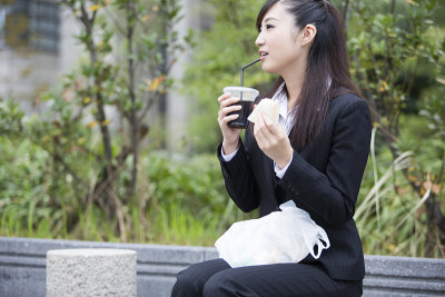 女人吃午饭