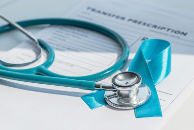 蓝丝带象征前列腺癌意识运动和男性健康对患者健康记录处方表与医生听诊器。