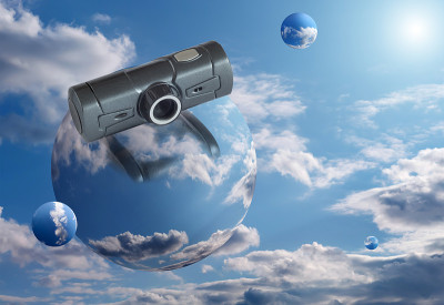 网络摄像头的蒙太奇主题是在这个星球上的白云和蓝天之间。抽象。