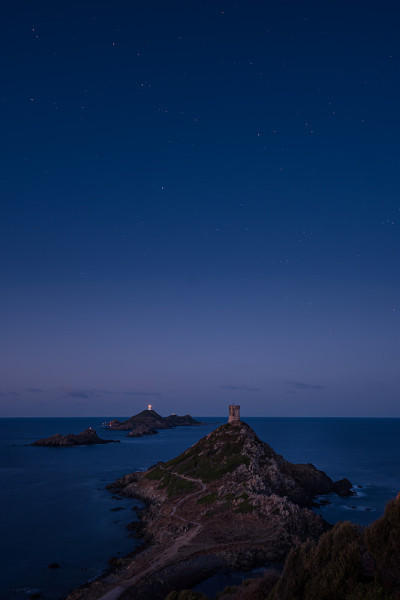 夜晚在科西嘉的血腥岛上空