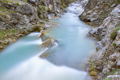 模糊的运动，山溪水流过岩石峡谷