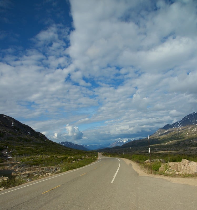 广角视野的道路通向远方的蓝山