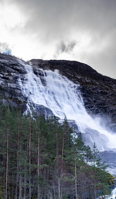 Langfossen瀑布，位于挪威Vestland县Etne市