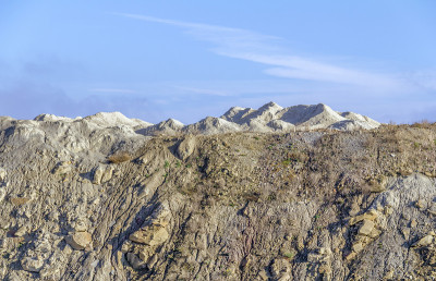 阳光明媚的废渣堆风景