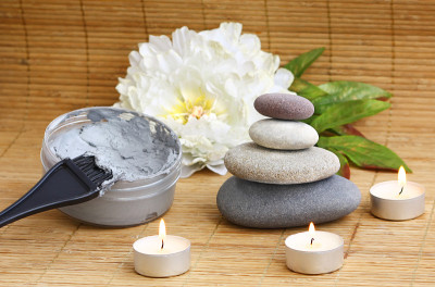身体面具，鹅卵石，鲜花和燃烧的蜡烛