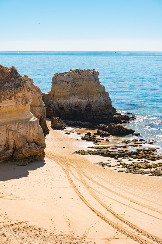 葡萄牙阿尔加维Portimao地区的Praia da Rocha。日落