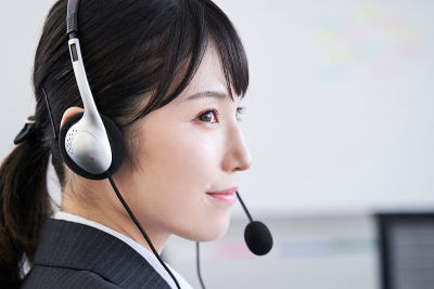 一个日本女人在她的办公室里回答问题