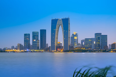 中国苏州城市建筑夜景与湖泊景观