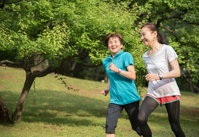 两个老妇人在公园里跑步