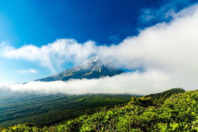 塔拉纳基山隐藏在云后面