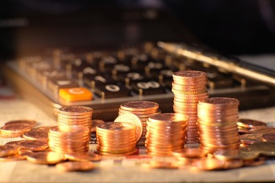 黑色背景的金币和金融银行广告币