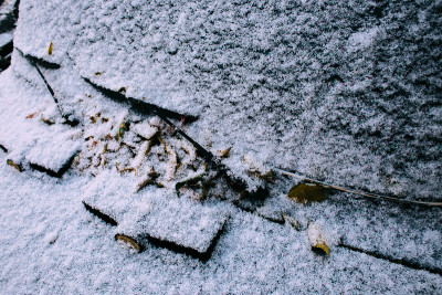 雪下的一辆车