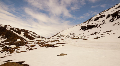 在格陵兰岛康克鲁斯瓦格和西西缪特之间的雪山景观中徒步穿越北极圈小径。
