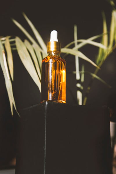 一瓶有滴管的精油的特写镜头