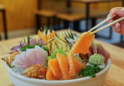 混合生鱼片在日本餐厅