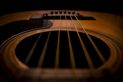 吉他。吉他的和弦。声guitar.Music.Music背景。黑暗中的原声吉他。和一些朋友在黑暗中演