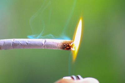 靠近一个抽烟的年轻人
