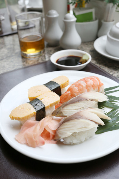 海鲜餐厅里的白碟寿司。