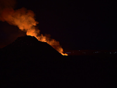 冰岛雷克雅内斯市法格达尔斯福杰尔附近的格尔丁达里尔山谷火山的红色烟雾，Grindavík，冰岛雷克雅
