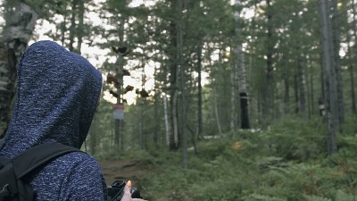 游客在森林中拍摄风景。一名白人女性拍摄了漂亮的魔术。女孩用无反光镜单反相机拍摄视频。