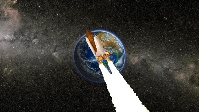 宇宙飞船在星系和行星间航行。绕地球飞行的航天飞机。这张图片的元素是由美国宇航局提供的