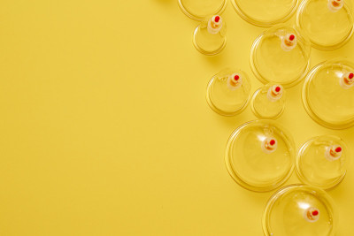 hijama jar。真空泵的黄色背景