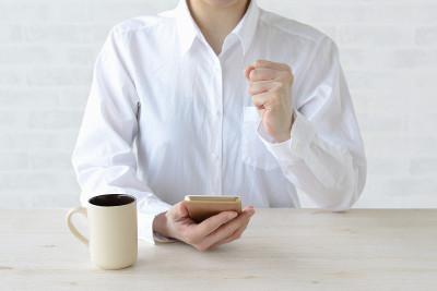 女人在看智能手机时感到幸运