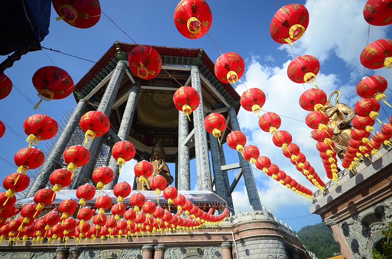 中国农历新年快乐。庆祝中国文化红金灯过蓝天阳光天祈祷祝好运财富幸福。庆祝中国新年